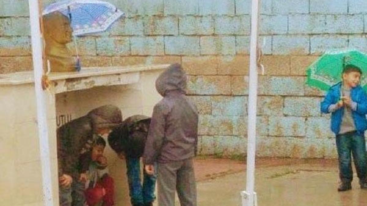 Minik çocuklardan duygulandıran davranış!