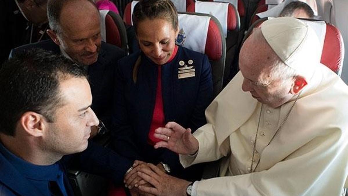 Papa uçakta iki kabin görevlisini evlendirdi