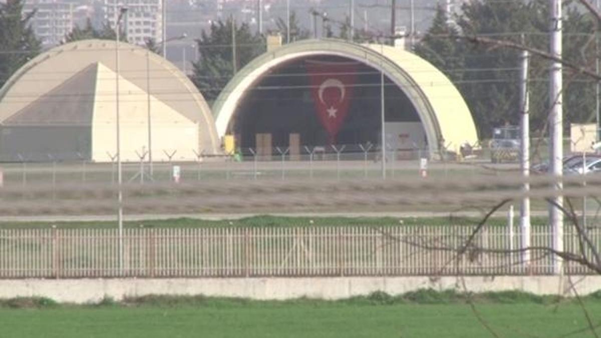 İncirlik'te F-16 hangarına dev Türk bayrağı asıldı