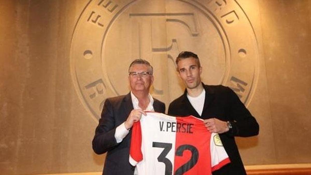 Robin van Persie imzayı attı