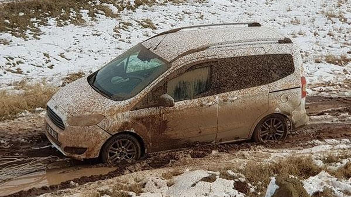 Çamura saplanan kamyonette yakalandılar