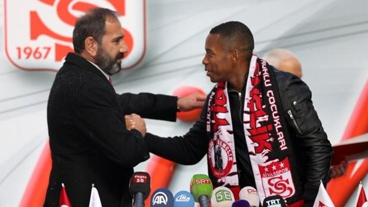 Sivasspor, Robinho ile 1.5 yıllık sözleşme imzaladı