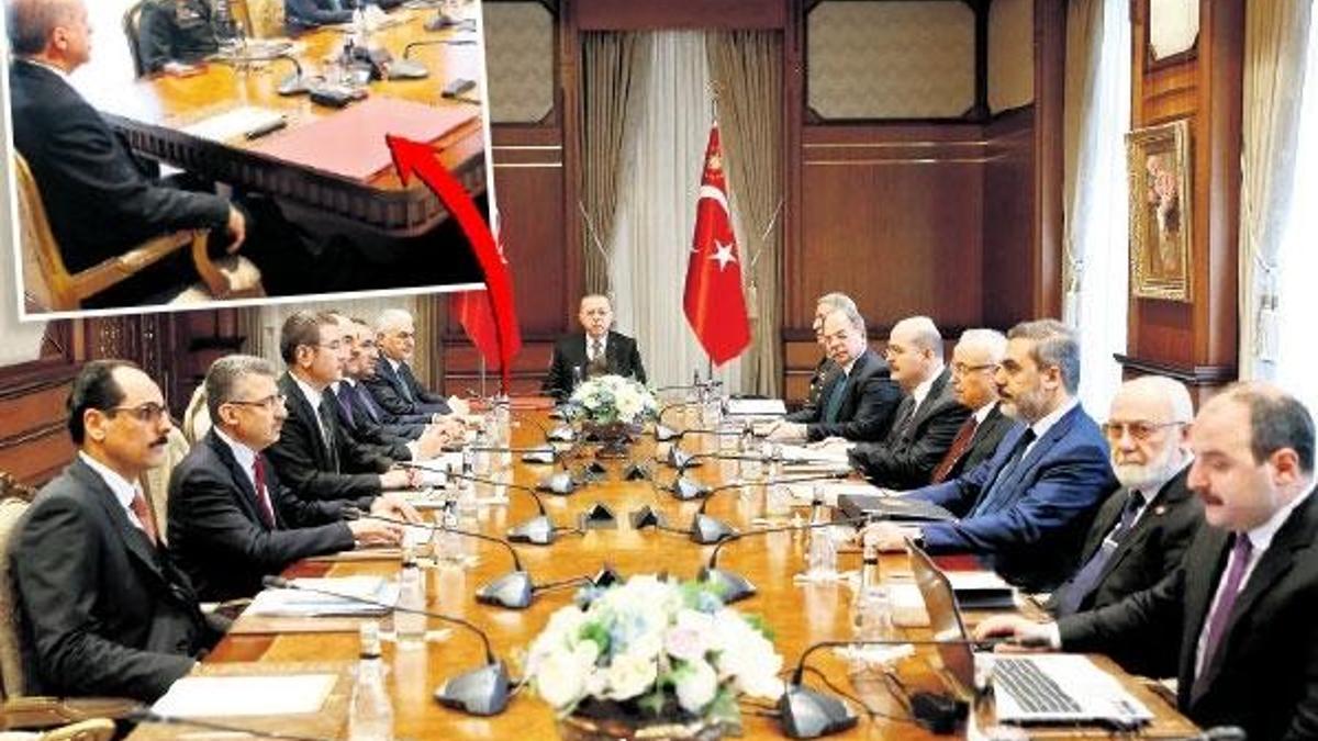 Zirvedeki kırmızı dosya