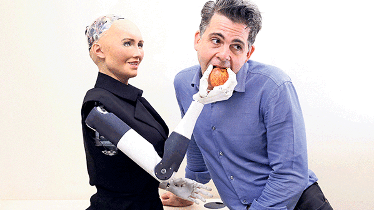 Robot Sophia Türkiye’ye geliyor