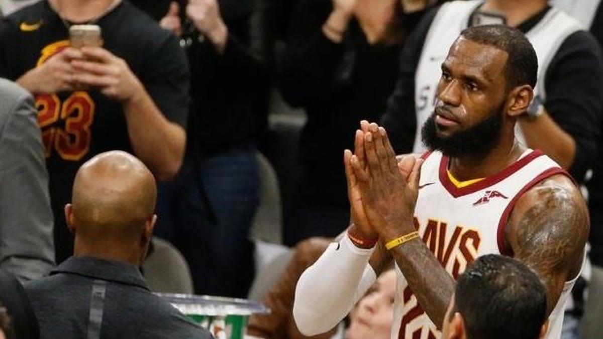 LeBron 30 bin sayı barajını aşan en genç oyuncu oldu