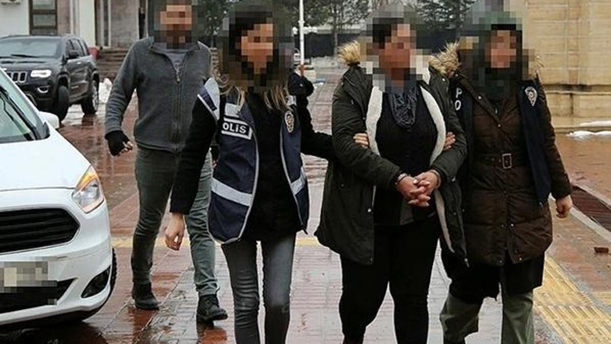 Evli kadın iki erkekle beraber olup...