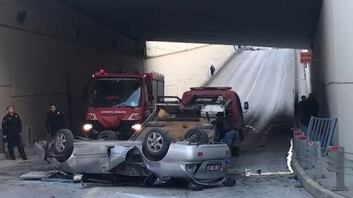 Pendik'te otomobil üst geçitten uçtu