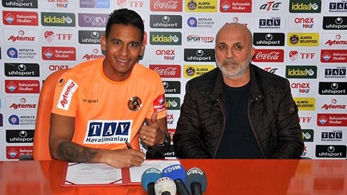 Alanyaspor imzayı attırdı