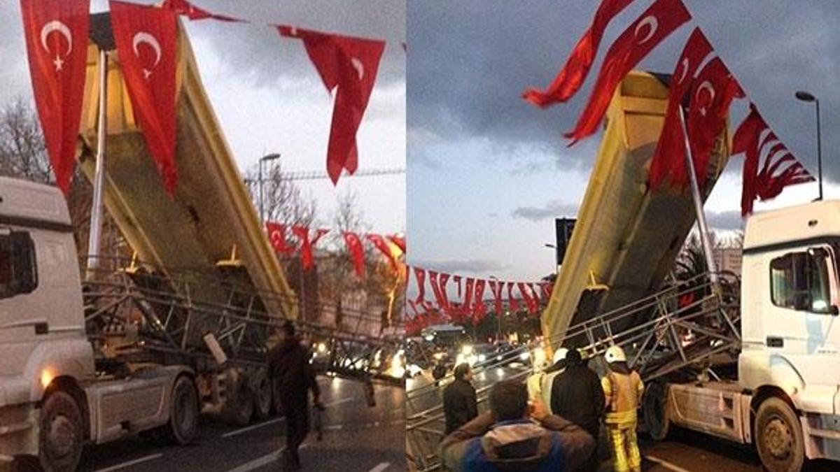 Damperi açılan kamyon yolu kapattı