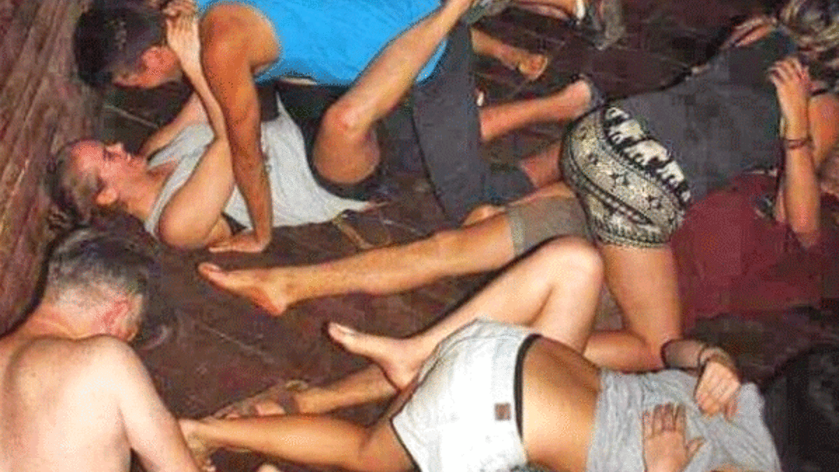 'Cinsel ilişki partisi'ne katılan gençleri...