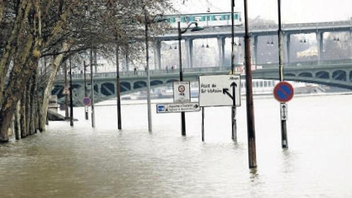 Paris’te nehir taştı Louvre Müzesi kapatıldı