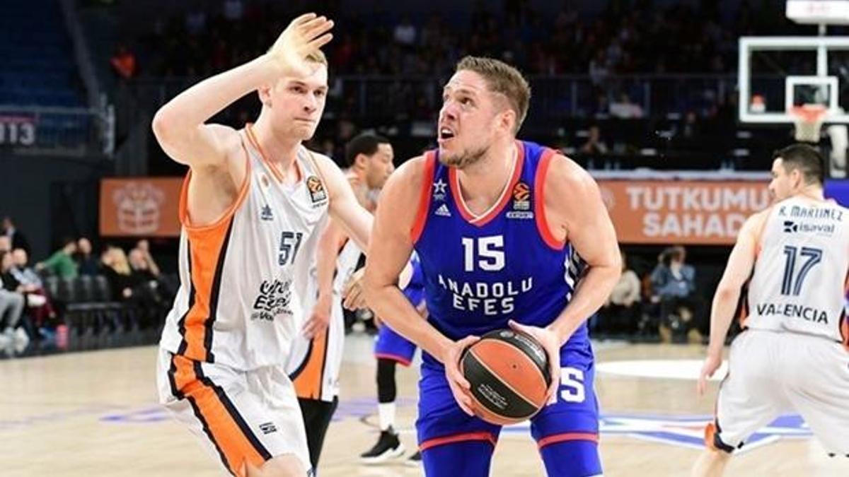 Anadolu Efes, Valencia'yı farklı geçti