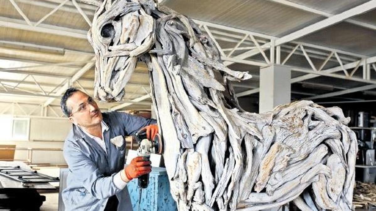 ‘Ağaç at’ını 125 bin liraya satıyor