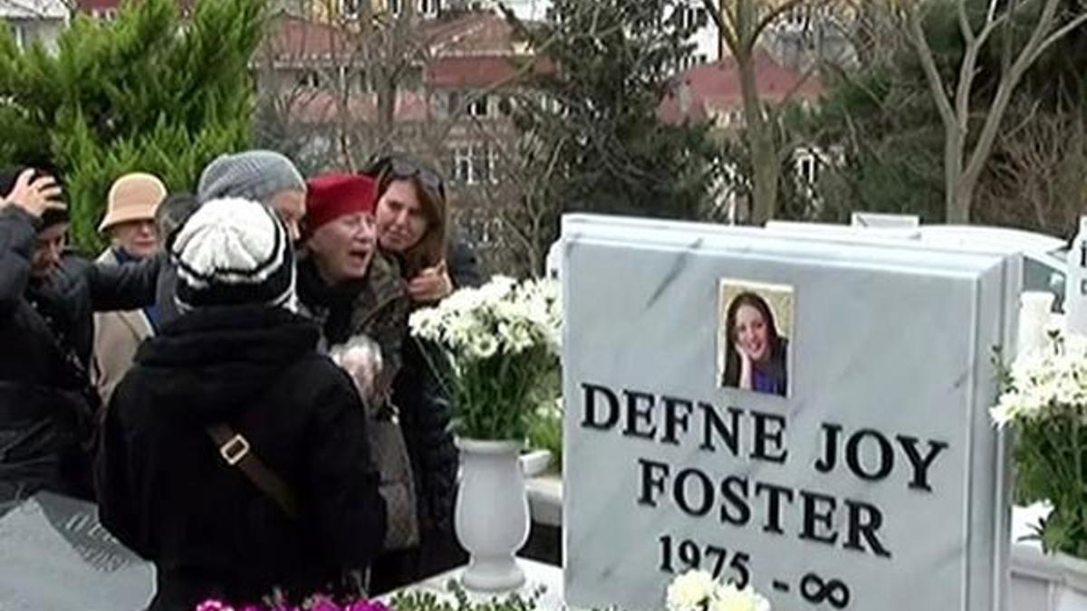 Defne Joy Foster mezarı başında anıldı!