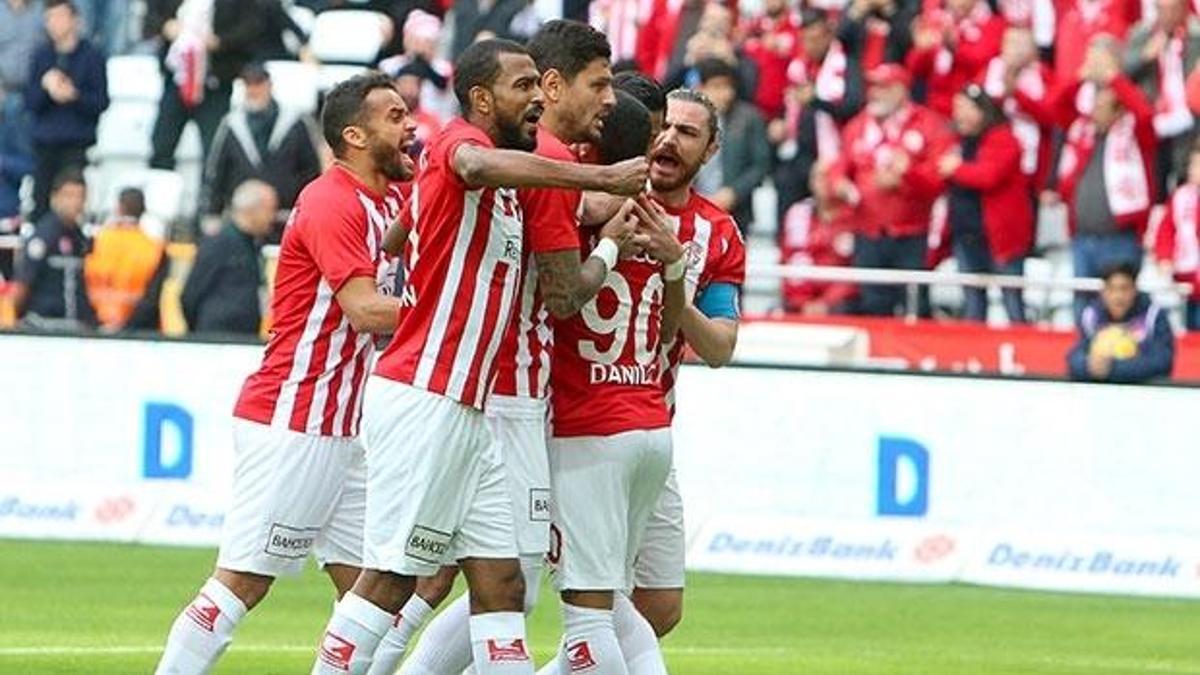 Antalya'da 4 gol, penaltı ve kırmızı kart!