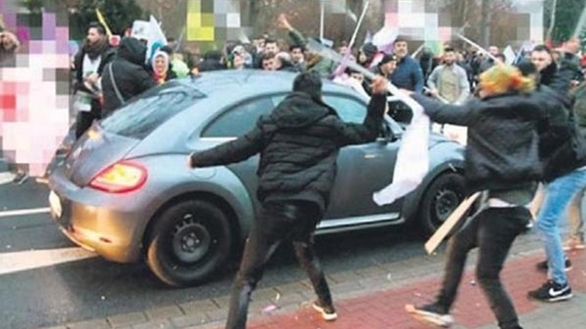 Terör örgütü yandaşları Türk vatandaşın aracına saldırdı