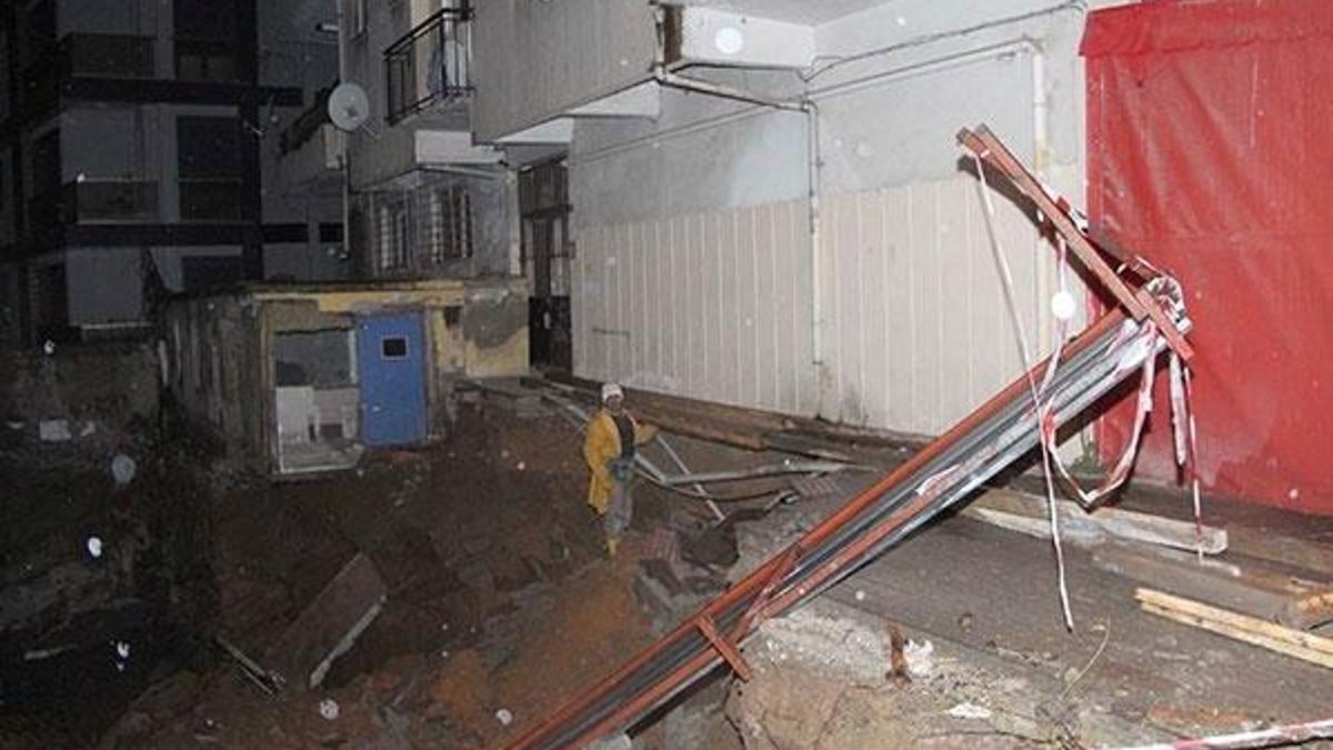 Maltepe'de bina girişi çöktü