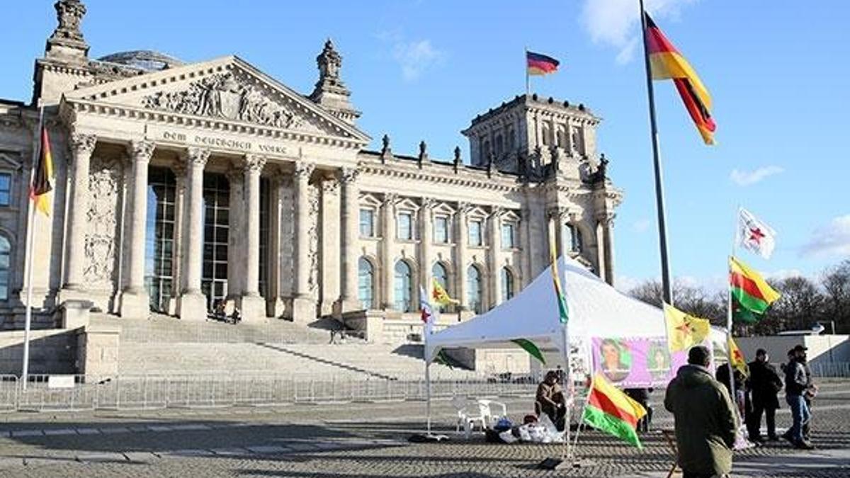 PKK yandaşları Alman Meclisi önünde çadır açtı