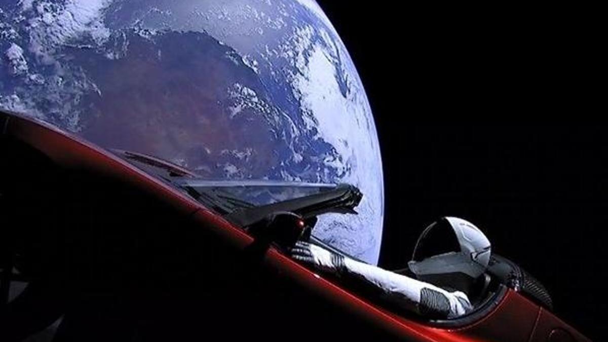 Elon Musk sözünü tuttu! Tesla otomobil uzayda