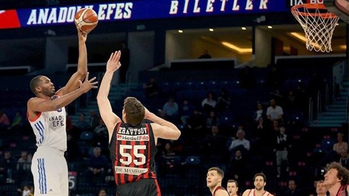 Anadolu Efes evinde kazandı