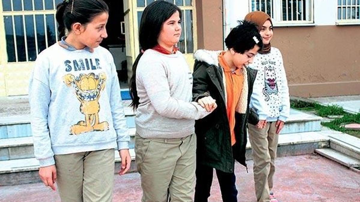 Dilara okula yürüyerek geldi
