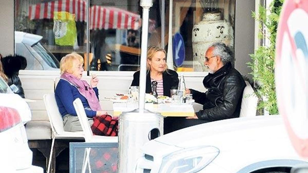 Çetin ailesi kahvaltıda