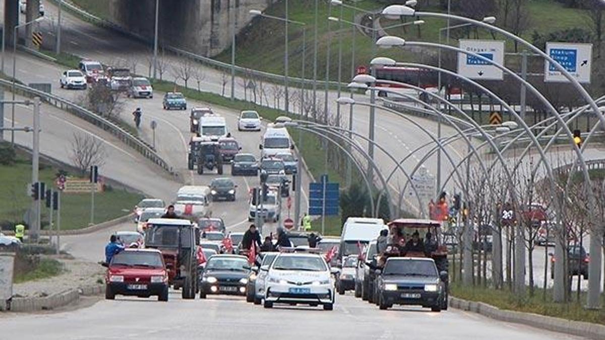 Traktörleriyle gelip gönüllü askerlik başvurusu yaptılar