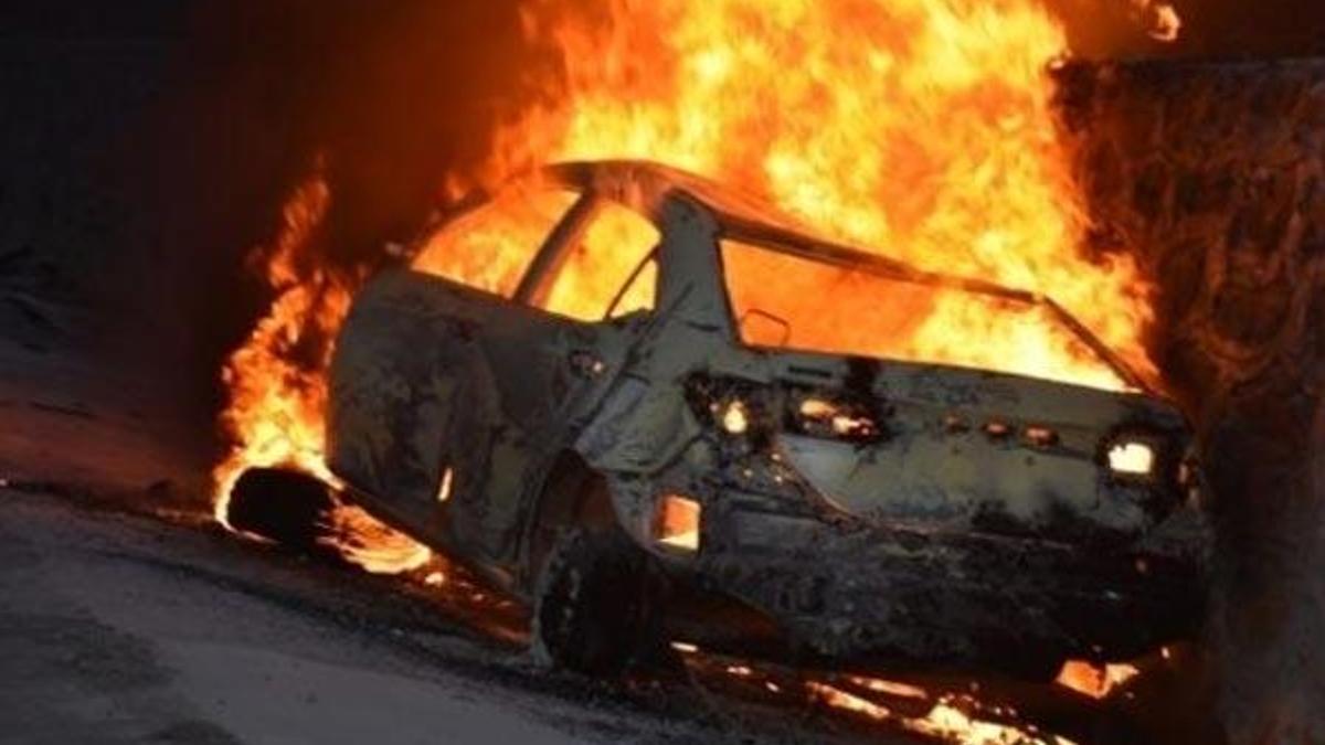 İstinat duvarına çarpan otomobil alev aldı: 5 ölü