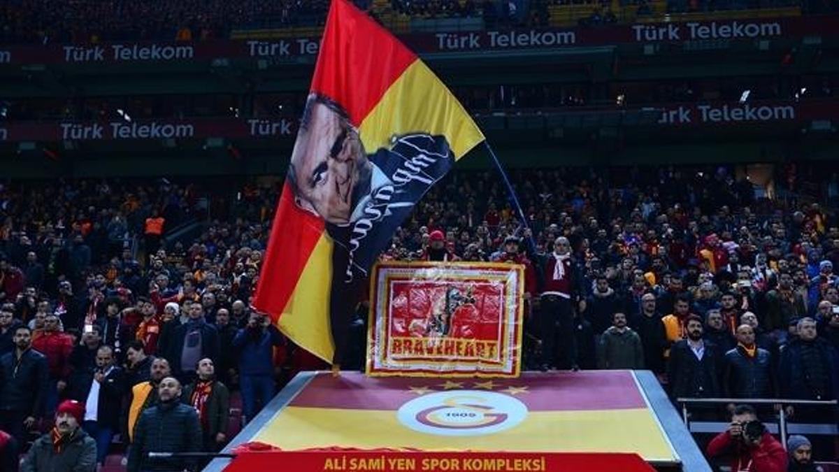 Taraftarlardan Gomis’e pankartlı destek