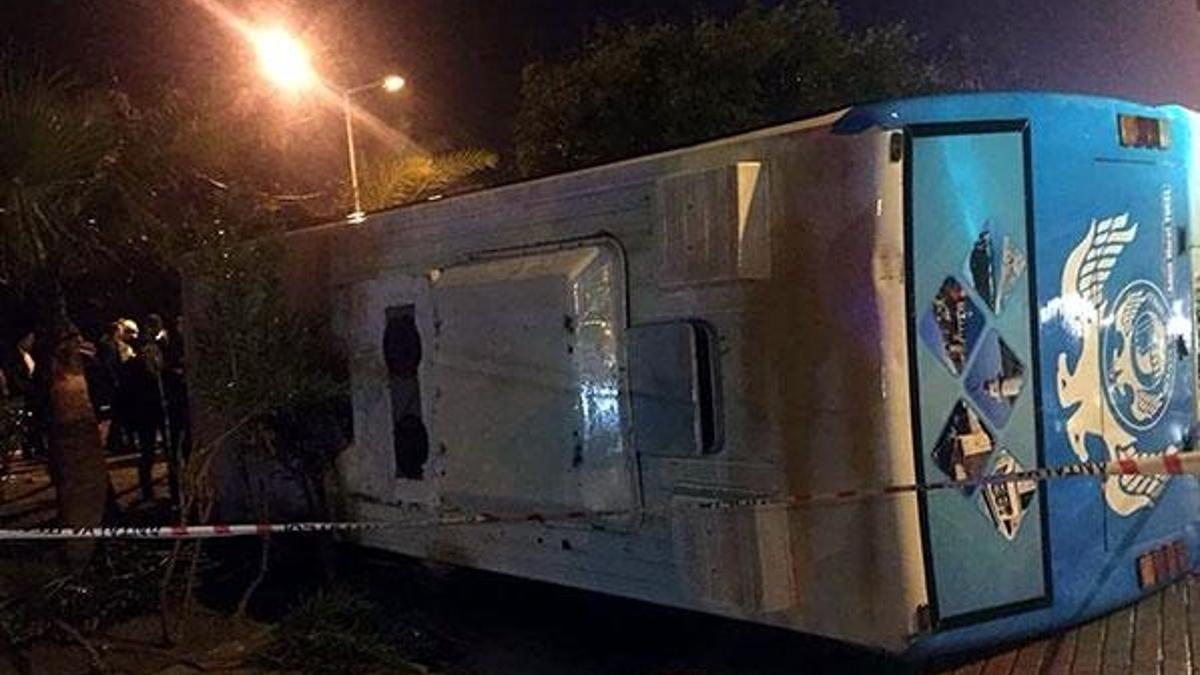 Maç dönüşü askerleri taşıyan midibüs devrildi