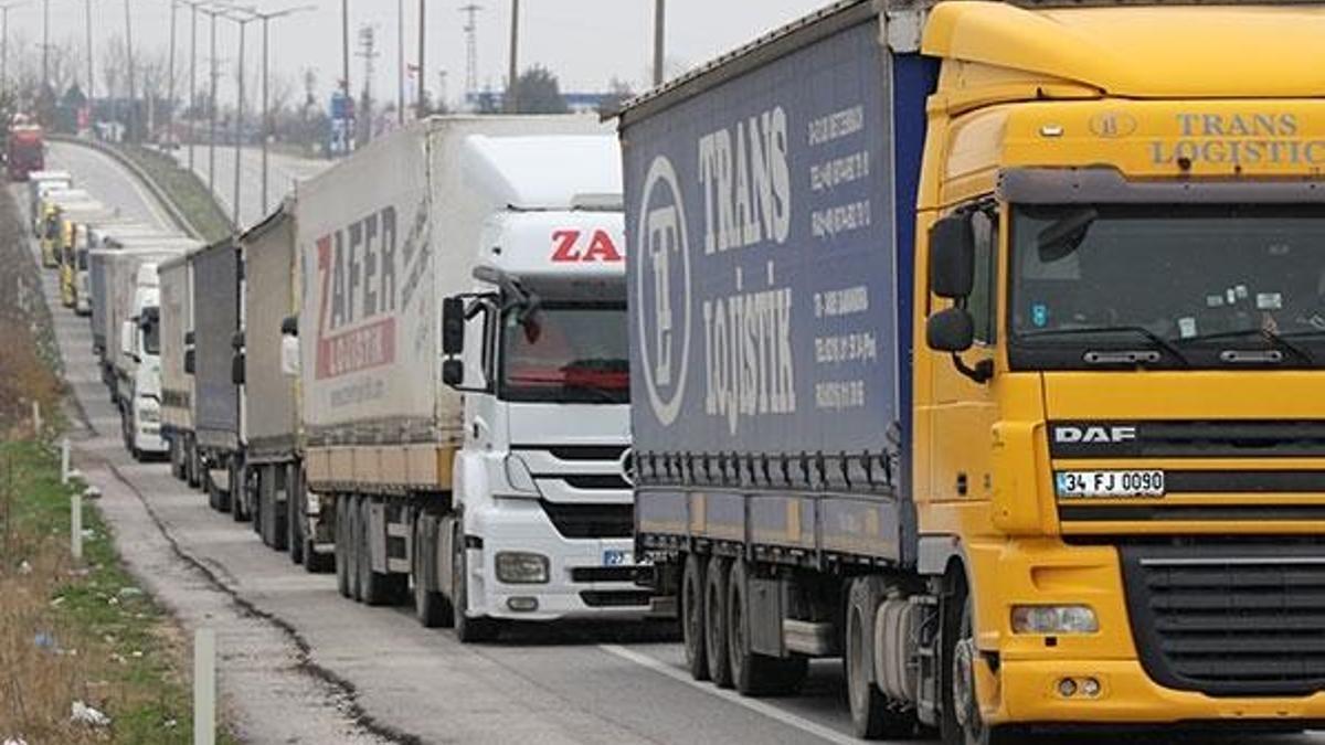 Sınır kapısında kuyruk 10 kilometreye ulaştı