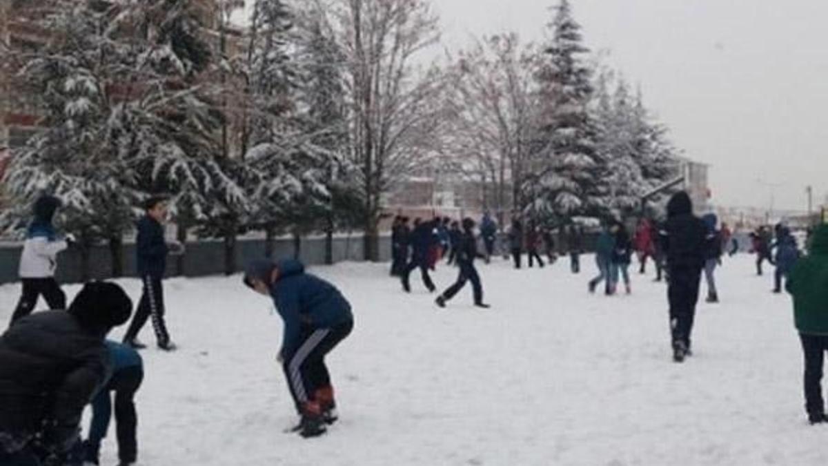 Bitlis'te kar yağışı nedeniyle okullar tatil edildi
