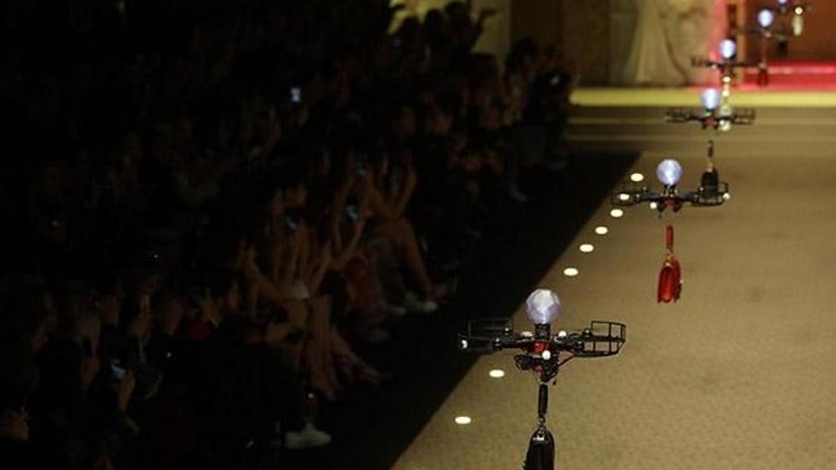 Milano'da ilginç defile! Drone ile tanıtıldı