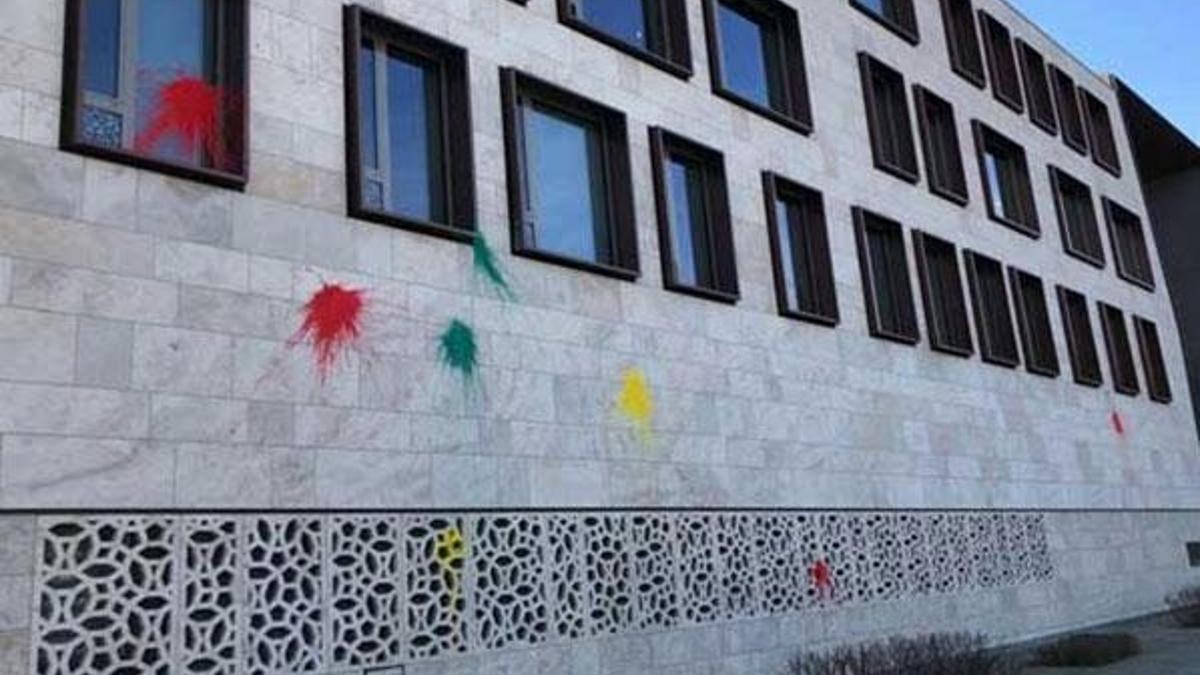 Almanya'da Türk Büyükelçiliği'ne çirkin saldırı