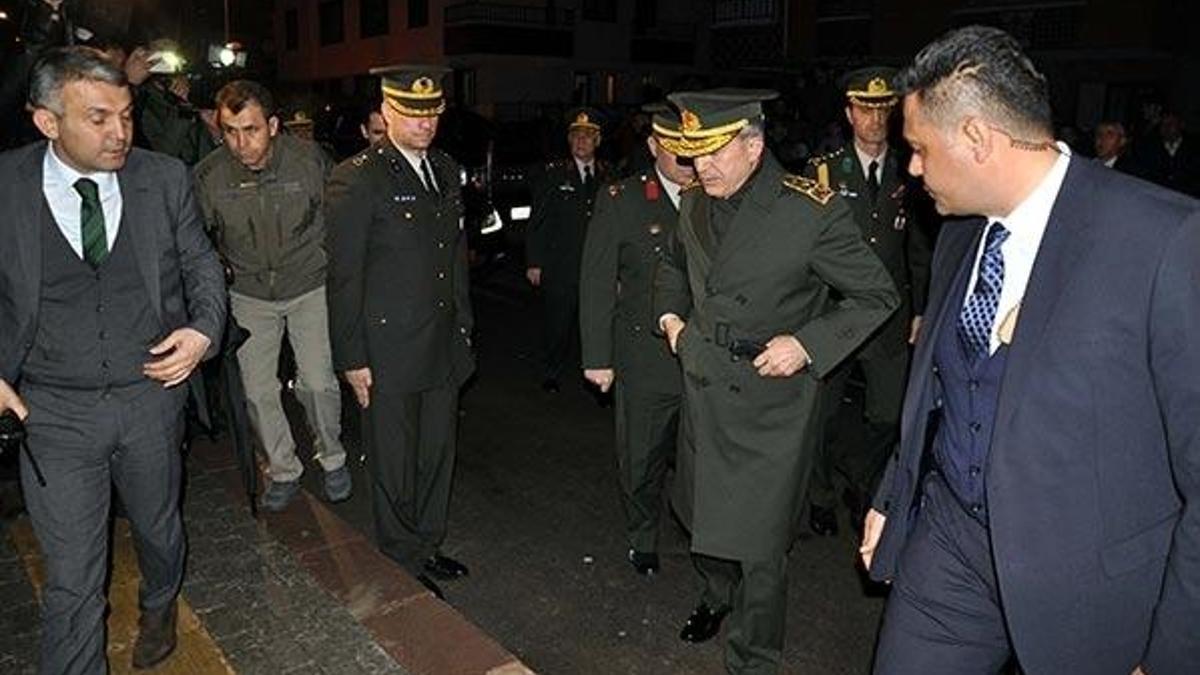 Genelkurmay Başkanı Akar, şehit ailesini ziyaret etti