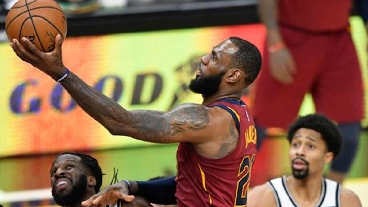 LeBron Cavs'ı triple-double ile sırtladı