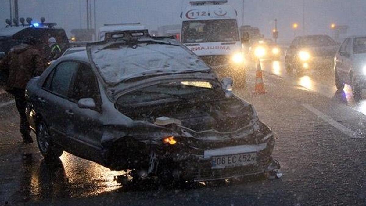 Bolu Dağı'nda yoğun kar yağışı! Bir araç bariyerlere çarptı