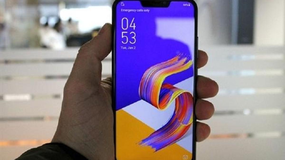 Asus'tan iPhone X'e benzeyen telefon