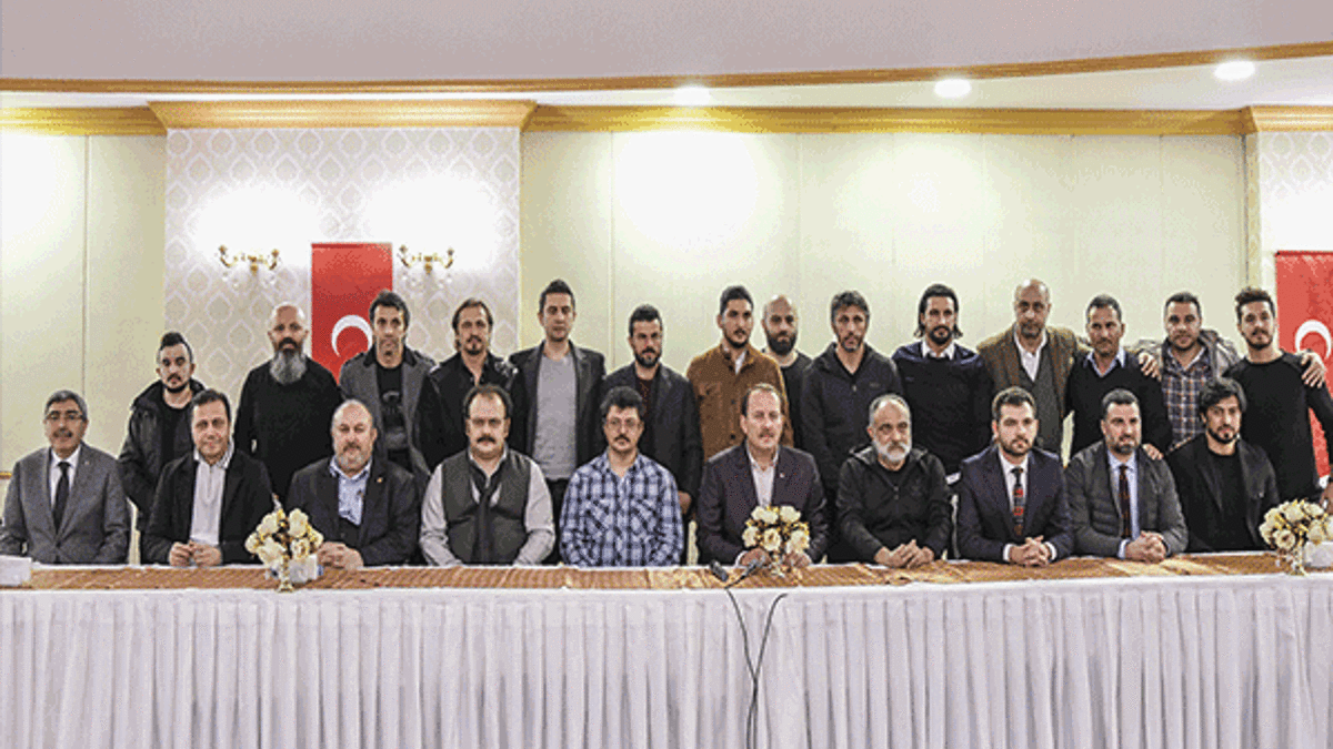 Sanatçı ve futbolcular sınır hattına gitti