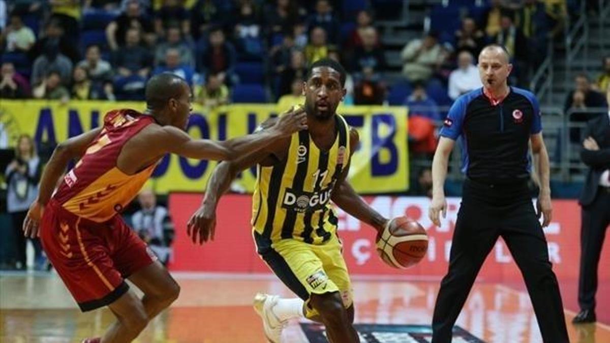 Fenerbahçe Galatasaray'ı 20 sayı farkla geçti