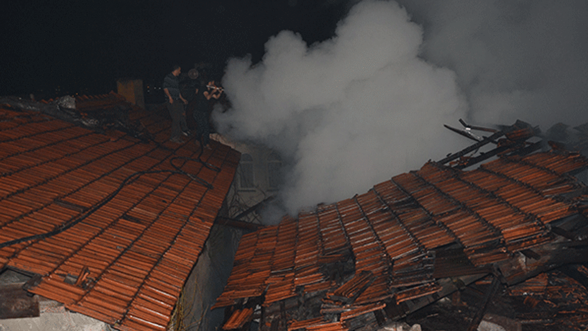 Sobayı tutuştururken elinden düşürdüğü kibrit 2 evi yaktı