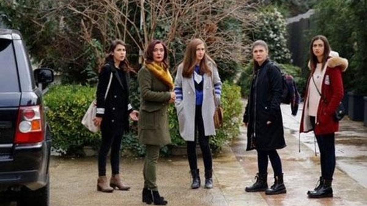 Kırgın Çiçekler 112. yeni bölümde kızlar uçurumdan yuvarlanıyor!