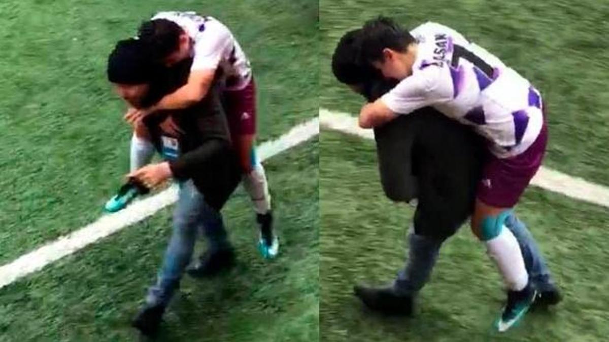 Sakatlanan futbolcusunu sırtında taşıdı