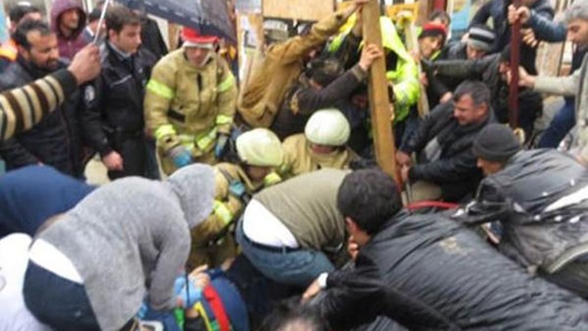 Kadıköy'de can pazarı! Tonlarca demirin altında kaldı
