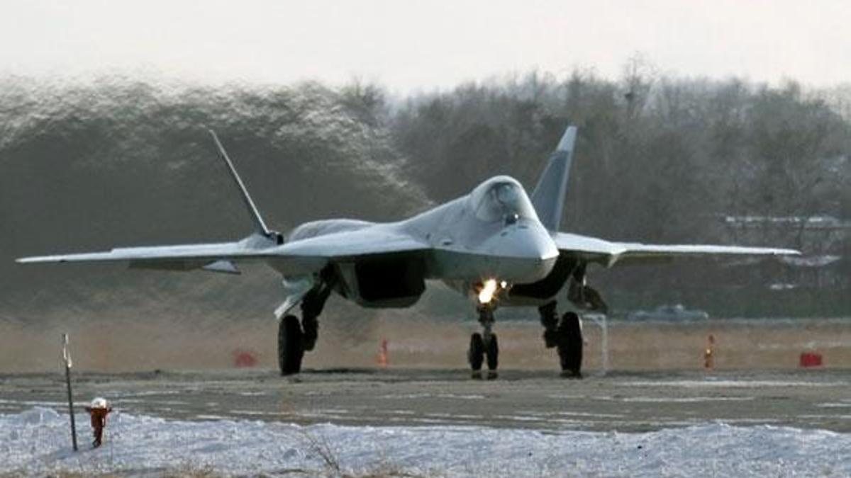 Irak  T-50 savaş uçağını teslim aldı