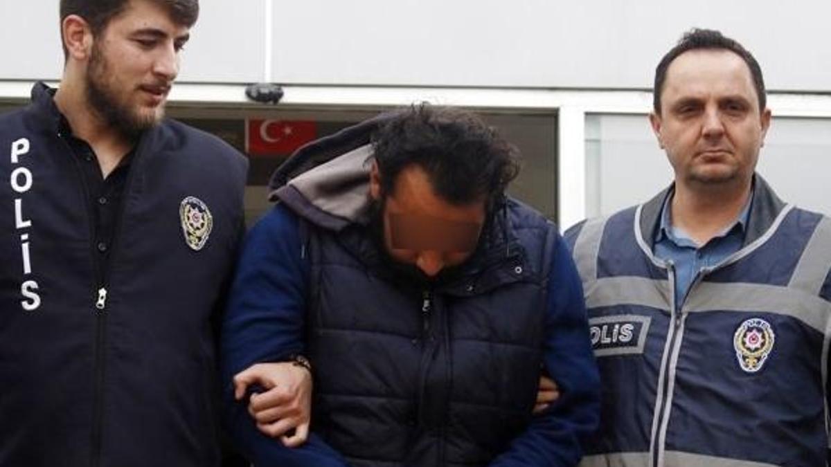 Kuran kursu hocasını çırılçıplak soyup hayat kadınıyla ilişkiye zorladılar