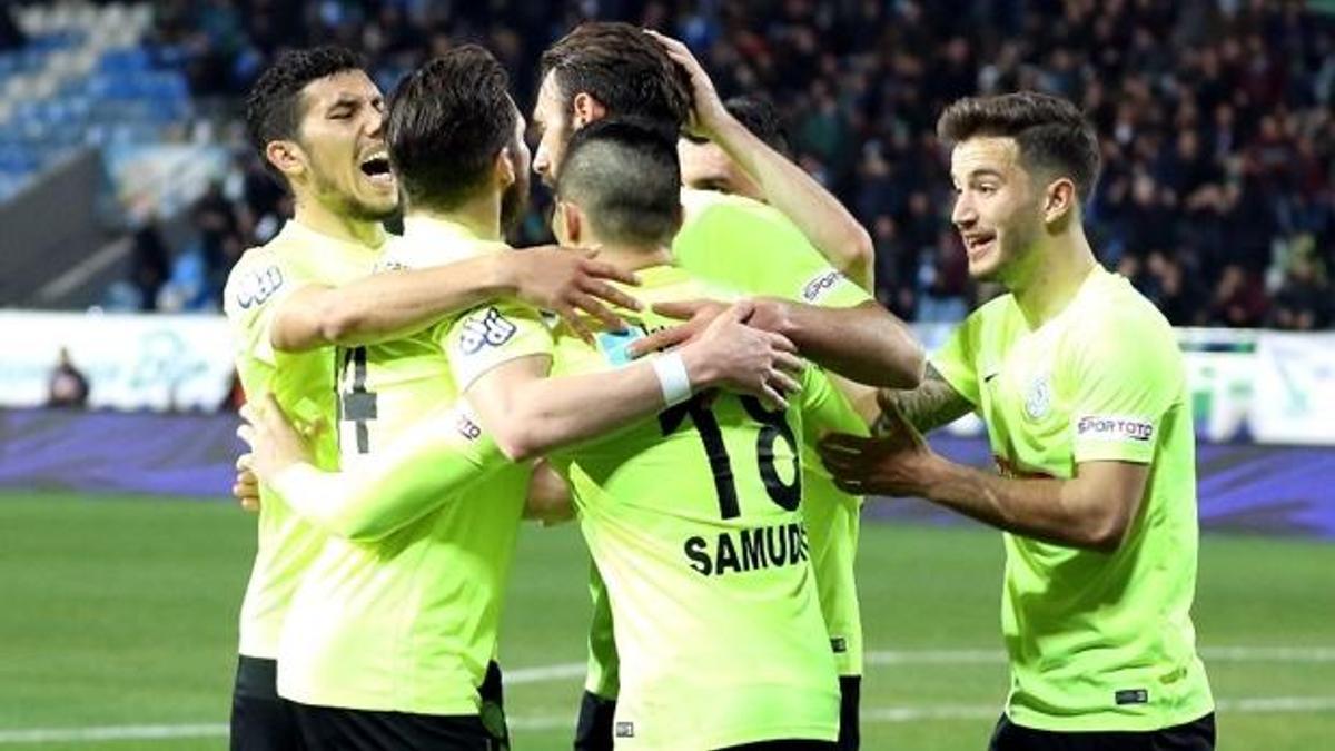 Çaykur Rizespor liderliğini sürdürdü