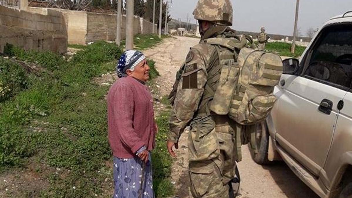Suriyeli kadın, Türk askerini görünce sevinçten ağladı