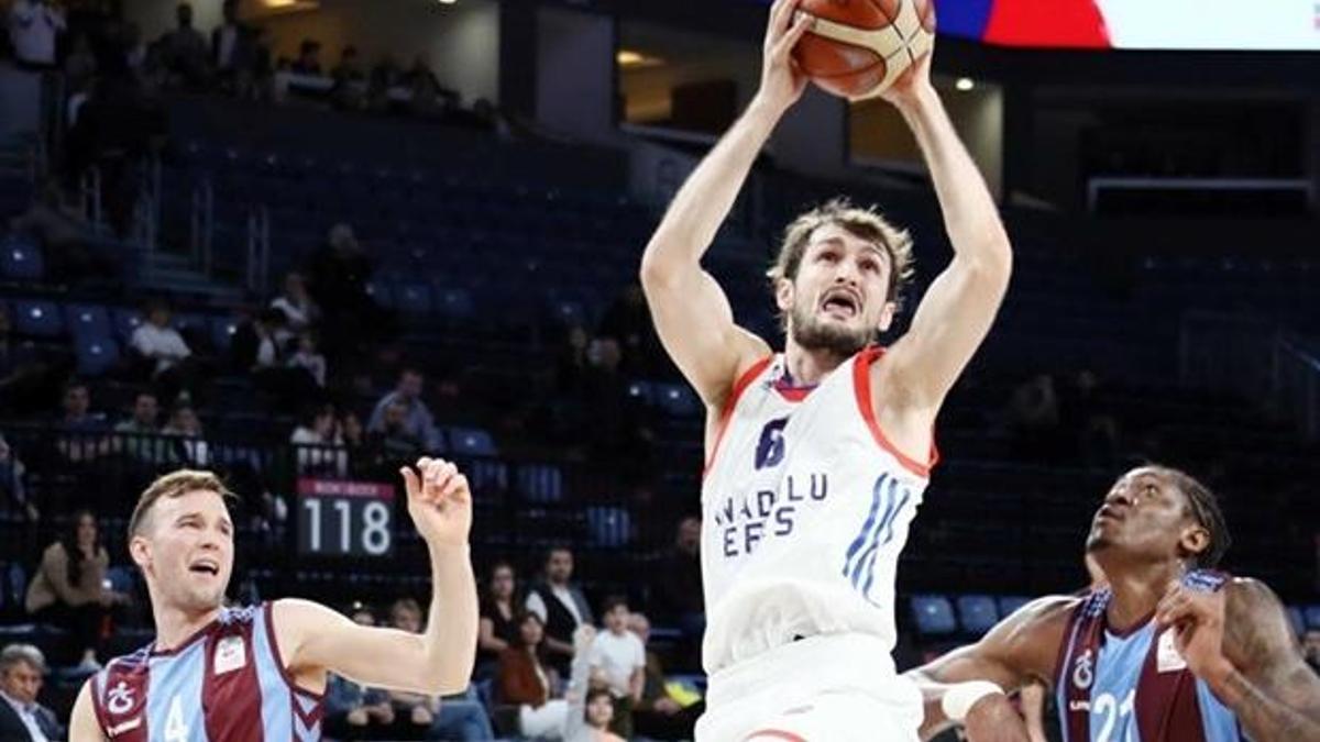 Anadolu Efes evinde kazandı!