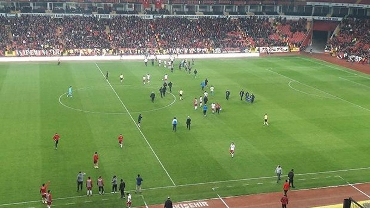 Altınordulu futbolcuya sahada saldırı